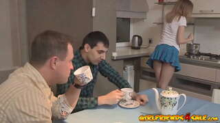 Возбужденная миниатюрная навраси рогоносит шавҳари худ