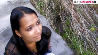 Hij mag neuken hete Latina anaal op de oude ruïne