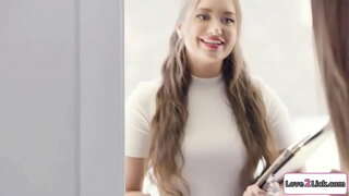 Wedding planner verleidt een paar en masturberen hun kutjes en overtuigt em een 3some.Ze likt de blondine kutje als haar busty gf facesits haar