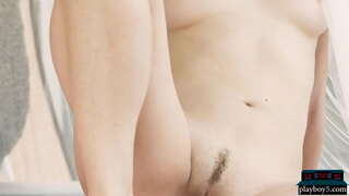 Petite jonge blonde model toont haar prachtige strakke lichaam met hete kont