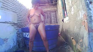 Wassen over mijn zwembad in de nude