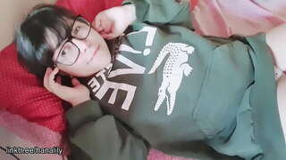 Qız yeniyetmə toxunan öz pussy