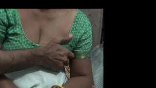 Pass omm tagħha qarn-tifel-sehem mis-sodda waħda