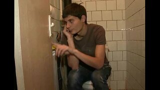 Sy speel met groot piel seun van