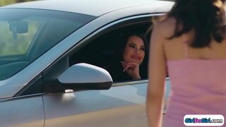 Tri super vroče kolegij dekleta, da si na posteljo.Dva od njih sesajo na svoje rdečelaska prijatelji podjetje joški, preden mu liže njeno 19yo gfs muco, medtem ko facesitting je rdečelaska.Teen girl poje pičke in potem so zbadanje vsak drugi muco, dokler se cum