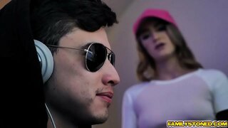 Sexy teen Kenzie Madison twerks asal seducing di ar stepbrother ansin sí oscail sí pussy a dhéanamh air a chur isteach ar a chuid dick ollmhór