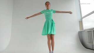 Super dyimnasta kakayahang umangkop baylarina babe Alla