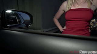 Sràid Walker a Thèid Picked Up By 2 Horny Guys agus a &#039; Toirt Big Dick