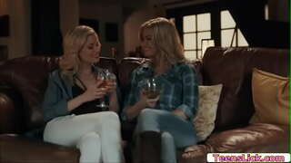 Tentrem Sirine mung nyebar dheweke sikil lan nonton Charlotte Stokely mangan iku