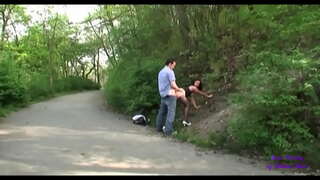 Алдымен олар прикасаются бір-біріне барда, ал одан кейін трахаться қоғамдық бақшасы