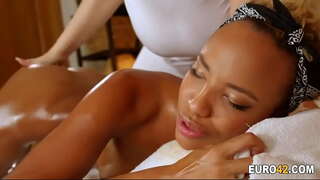 Oiled मालिश राम्रो संग मेरो lesbian masseur