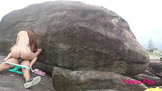 Pornografiese ster Manu Fox anale seks met geen kondoom op die openbare strand